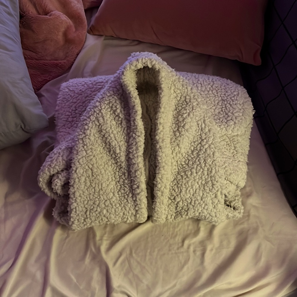 white 🛼 fluffy 🩰 sweatshirt